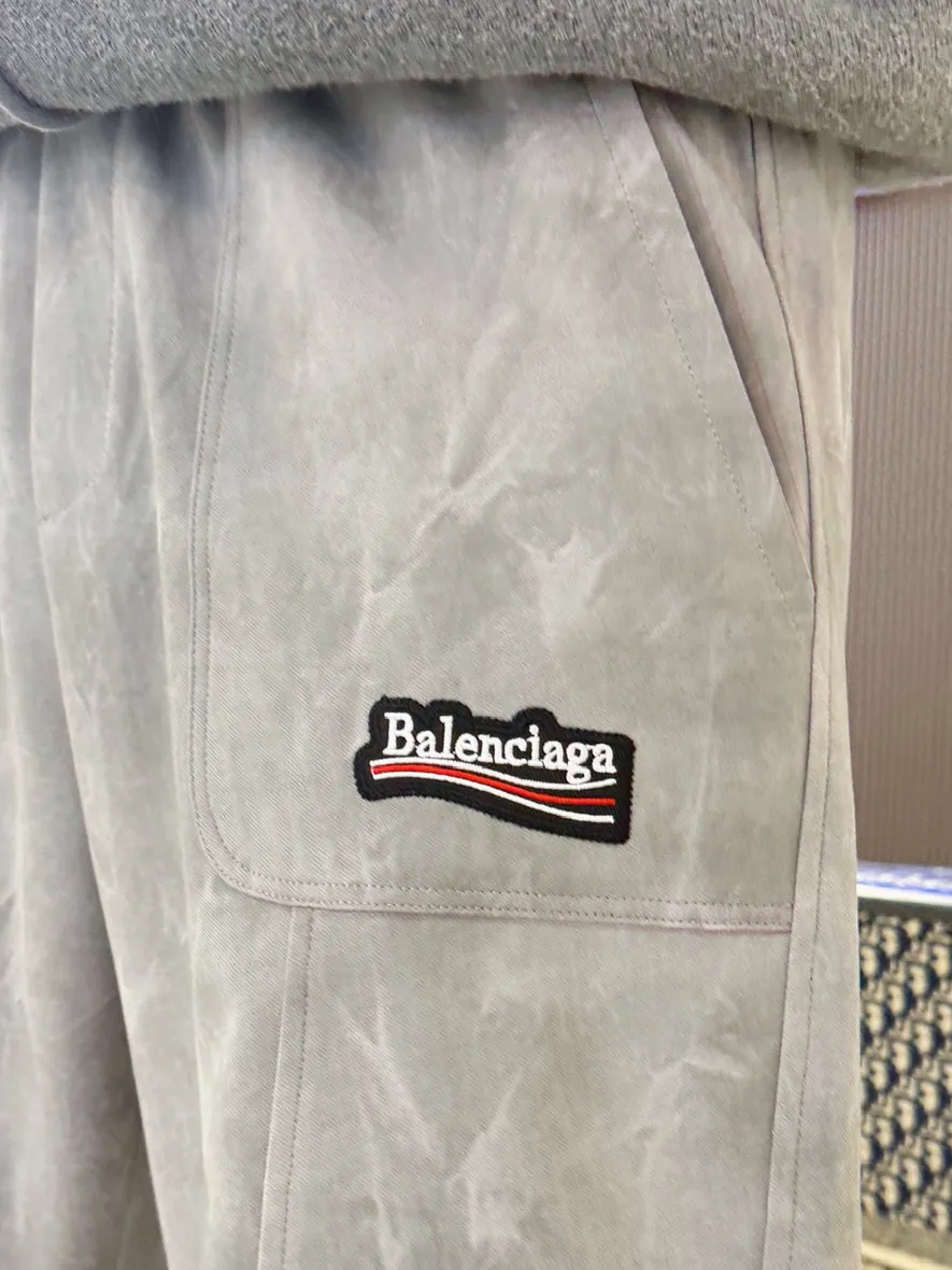 Balenciaga 🆕2026 Autumn and Winter New Arrival Casual Pants! 🎁On sale simultaneously on the official website. Brand Classic LOGO casual pants, customized fabrics, excellent comfort and strong touch. Highly recognisable, perfect appearance and craftsmanship. Size:M-3XL